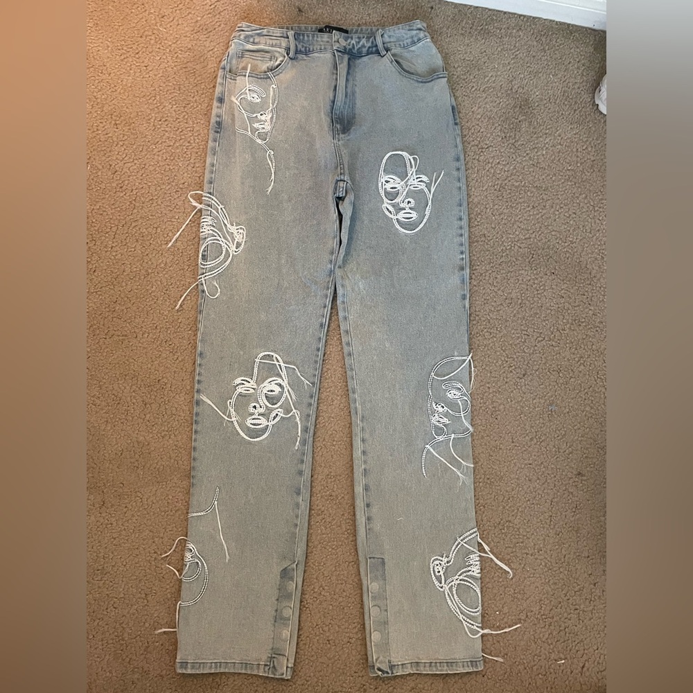 AKIRA Gray Artistic Embroidered Jeans